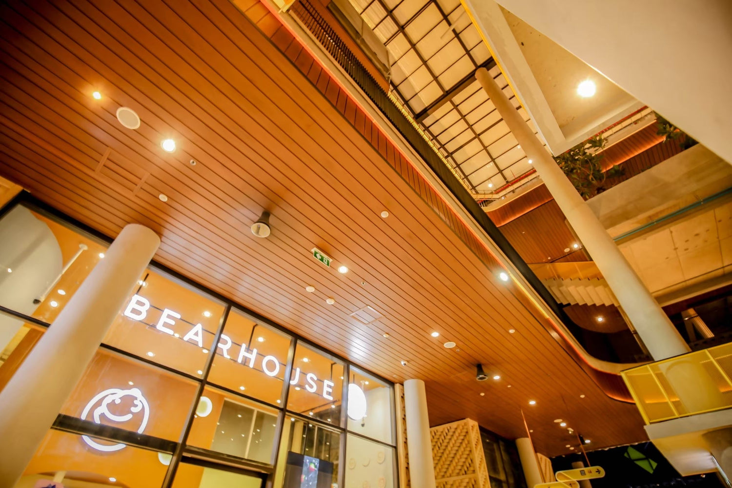 เช็กข้อควรรู้ก่อนติดตั้ง “ฝ้าไม้เทียม” มีข้อดี-ข้อเสียอะไรบ้าง